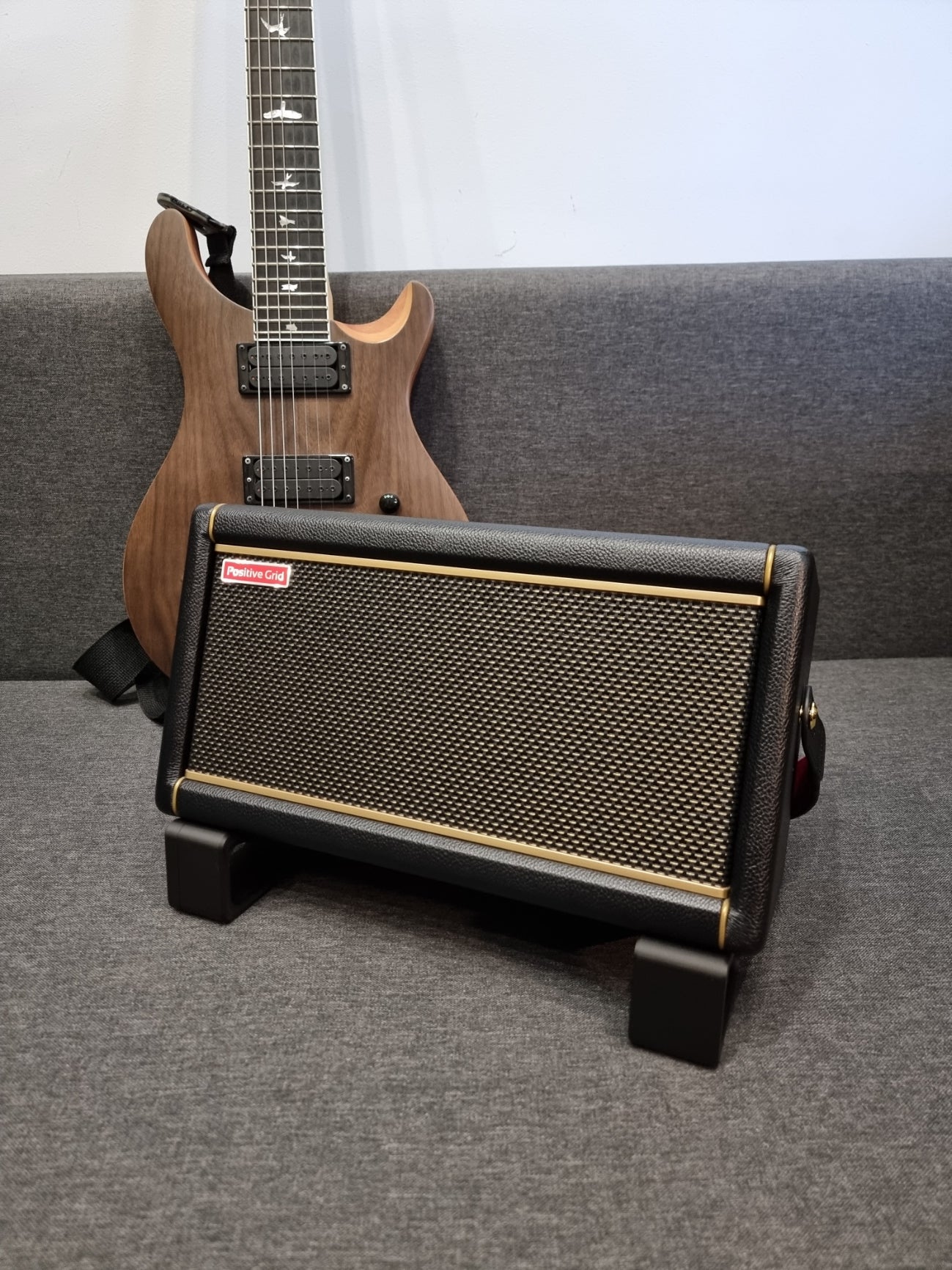 Stand Inclinato Premium per Positive Grid Spark 2 - Desktop Riser